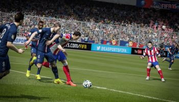 Некоторые игроки FIFA 15 нашли интересный баг – если ваш нападающий в штрафной зоне случайно столкнулся с вратарем, назначают пенальти. Как это происходит, можете посмотреть на видео ниже.