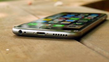 Белый экран запуска с черным логотипом Apple на iPhone 6
