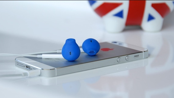 Почему прерывается музыка в airpods