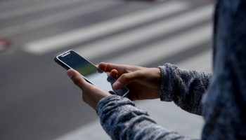 Говорить по телефону