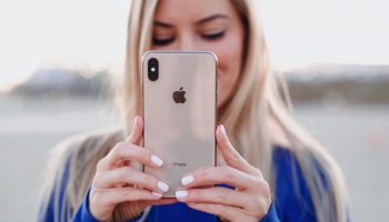 Девушка с айфоном