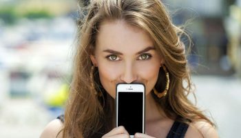 Девушка со смартфоном