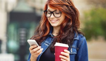 Девушка со смартфоном