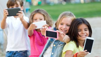 Дети с телефонами
