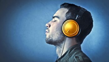 В наушниках